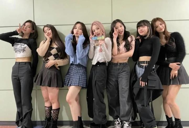 JYP新团出道即受关注，成员雪允因颜值出圈，却被指不尊重粉丝？