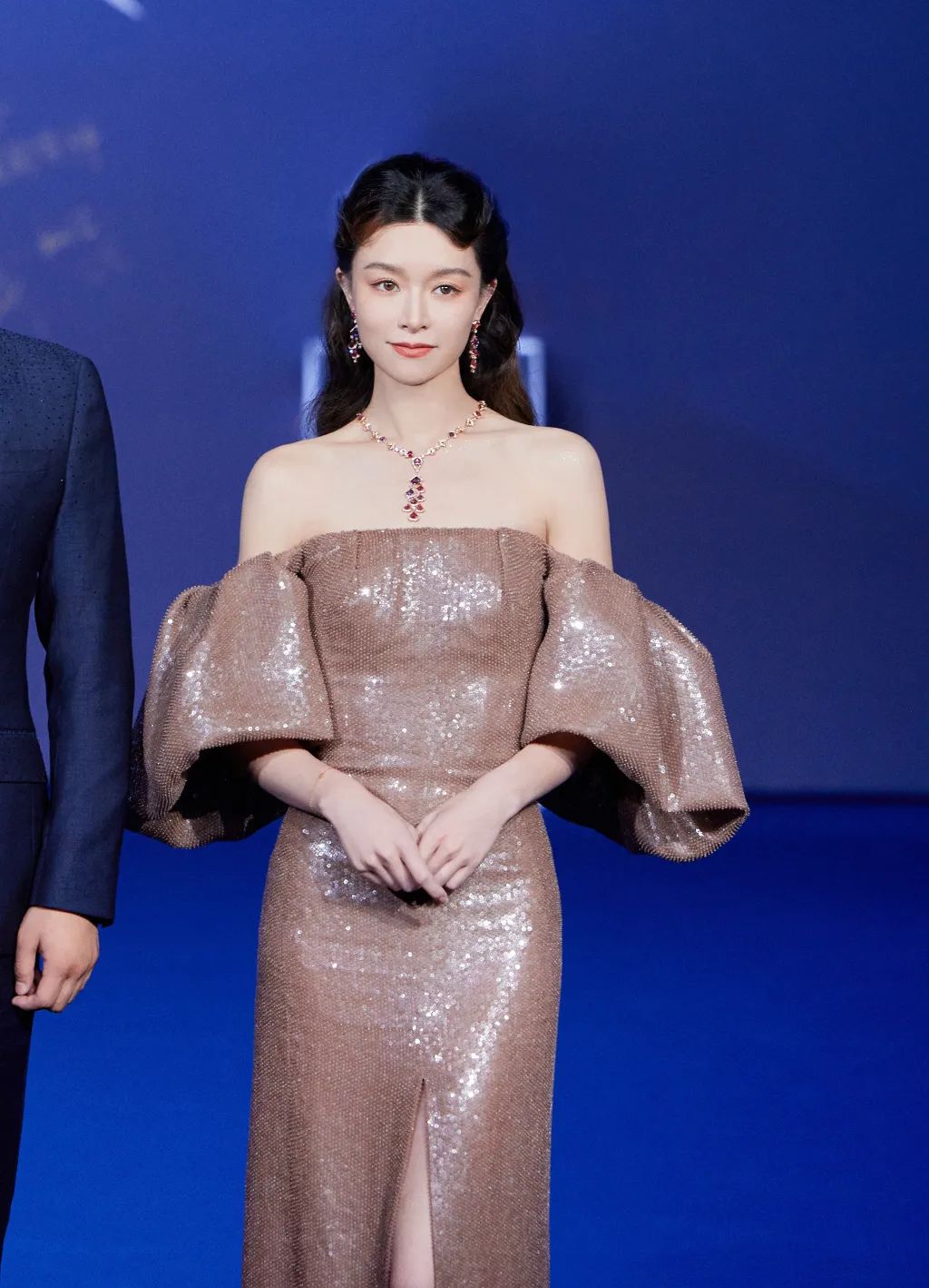 上海这一夜，内娱来了一大半，吴京谢霆锋拿大奖，冯小刚忙着交际