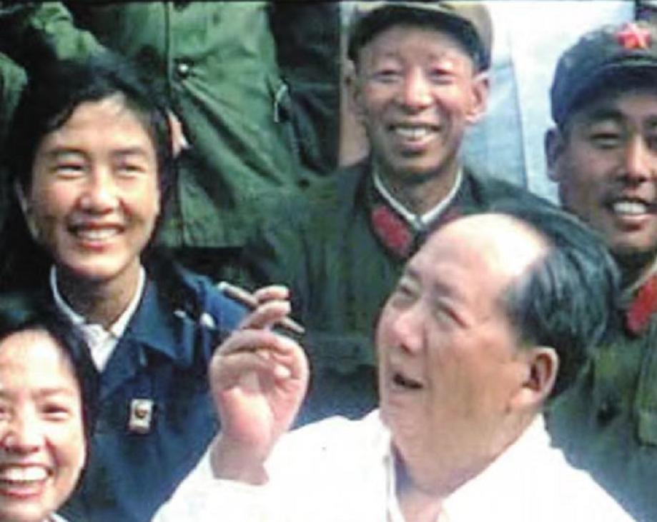 *先念李**抽雪茄烟，毛主席看了半天：你有这么好的烟，咋不介绍给我