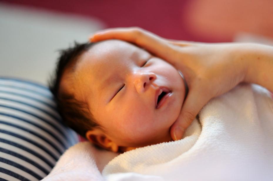 为什么宝宝吃母乳妈妈就肚子疼,婴儿吃母乳饿得快是吗