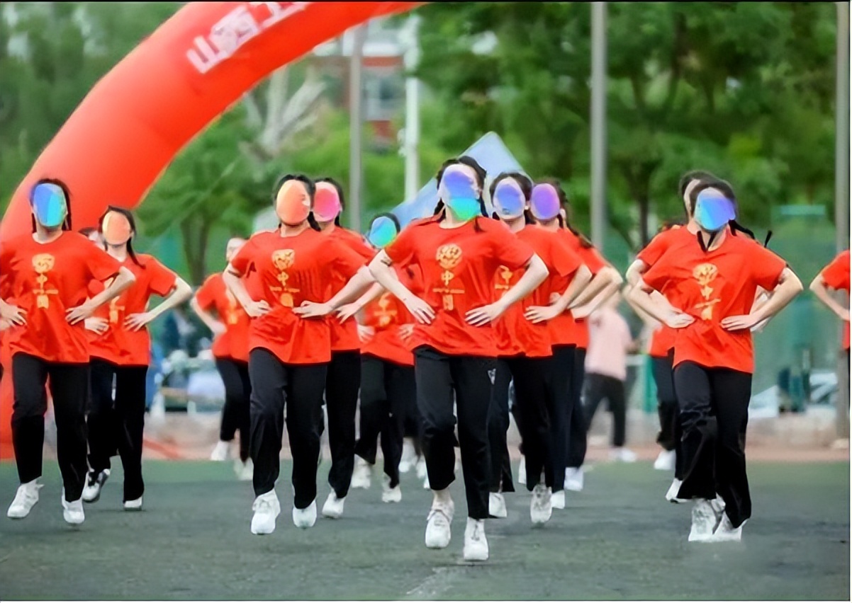 网购演出服“穿完就退”，店主称寄回的衣服都有汗臭味……网友：怎么好意思？