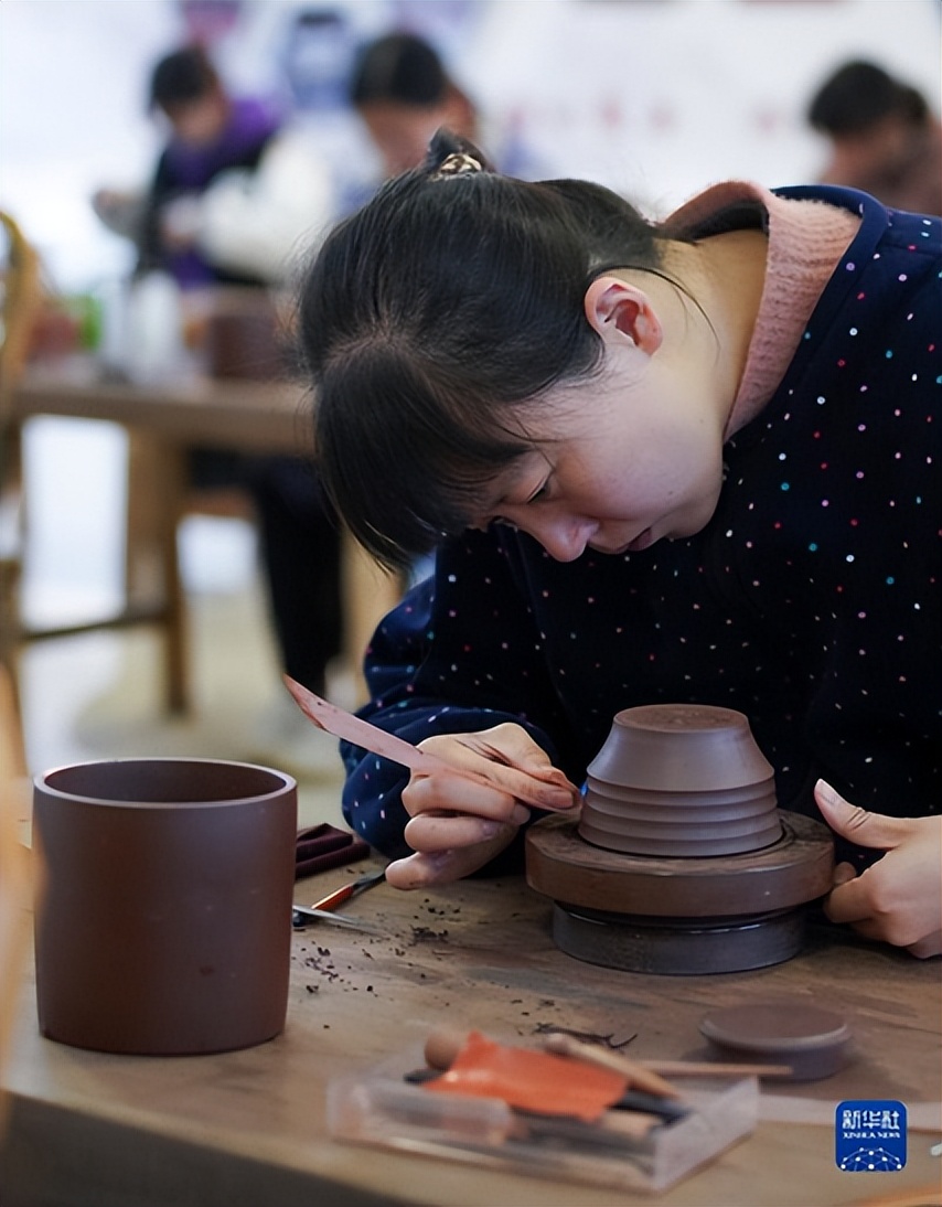 用泥巴做茶壶过程,泥巴做大茶壶