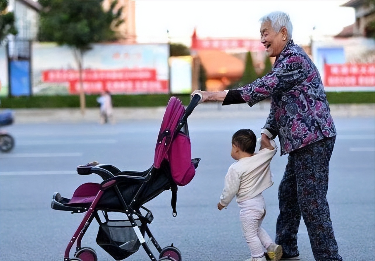 那些不帮忙带娃的老人你后悔了吗,为什么老人帮忙带孩子却觉得更累