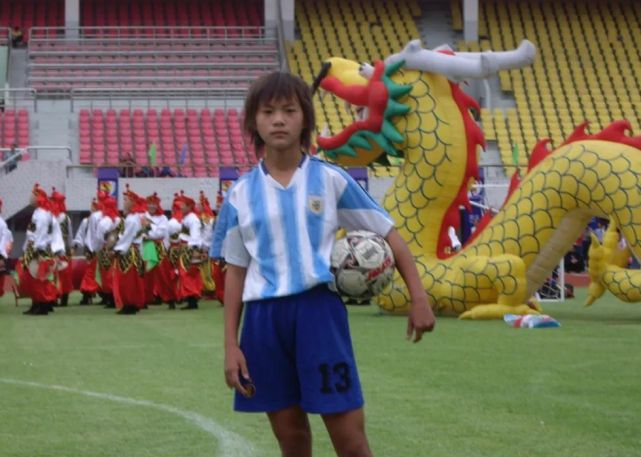 足球运动员王霜,王霜被谁养大的