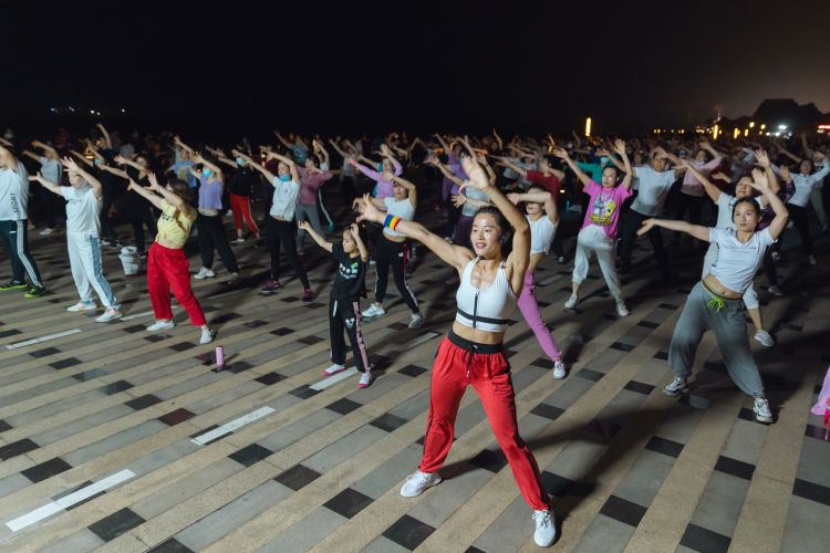 广场舞的领舞收入来源,跳广场舞领队是怎么挣钱的