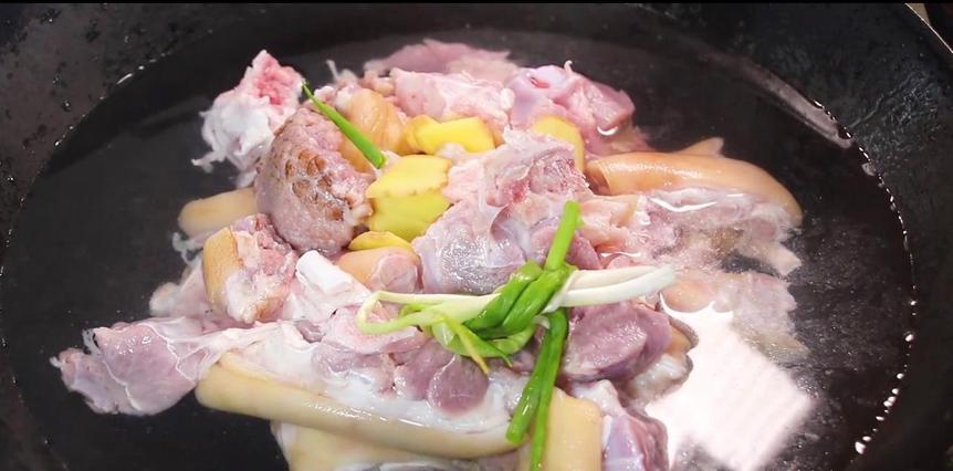 这才是猪蹄最好吃的做法，肥而不腻，香辣爽口，看着都流口水了