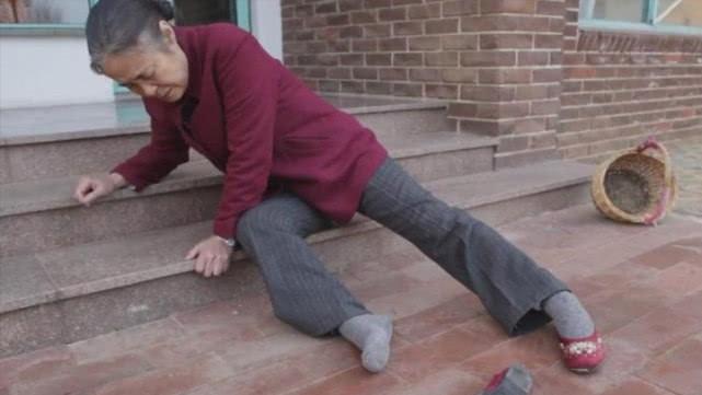 老人摔倒最容易伤到哪,老人不慎摔倒为何会致命