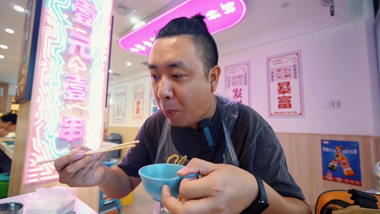 8块8的猪脑花已经熟了，单人餐9毛9，畅吃920个签