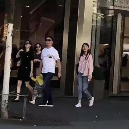 刘强东跨过了情场与商海，跨过了官司，却再也跨不过豁达的章泽天