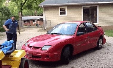 女孩子看起来外表美丽，其实裤袜已经掉到大腿根了！哈哈哈