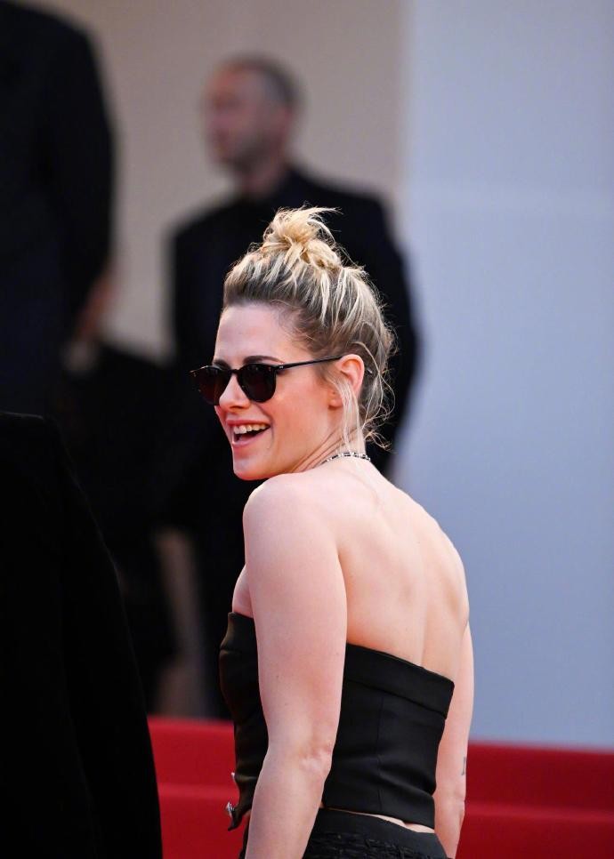 暮光女小K亮相戛纳，背肌光滑粉嫩性感迷人，黑色墨镜超级酷