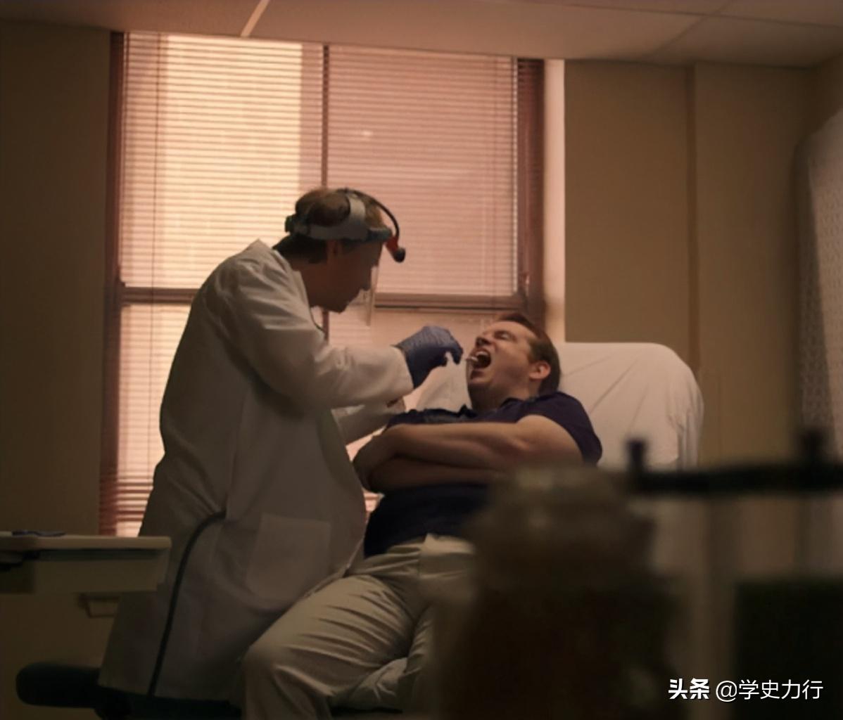 2011年，美国生物学教授感觉嘴里有异物，取出后发现是条罕见虫子