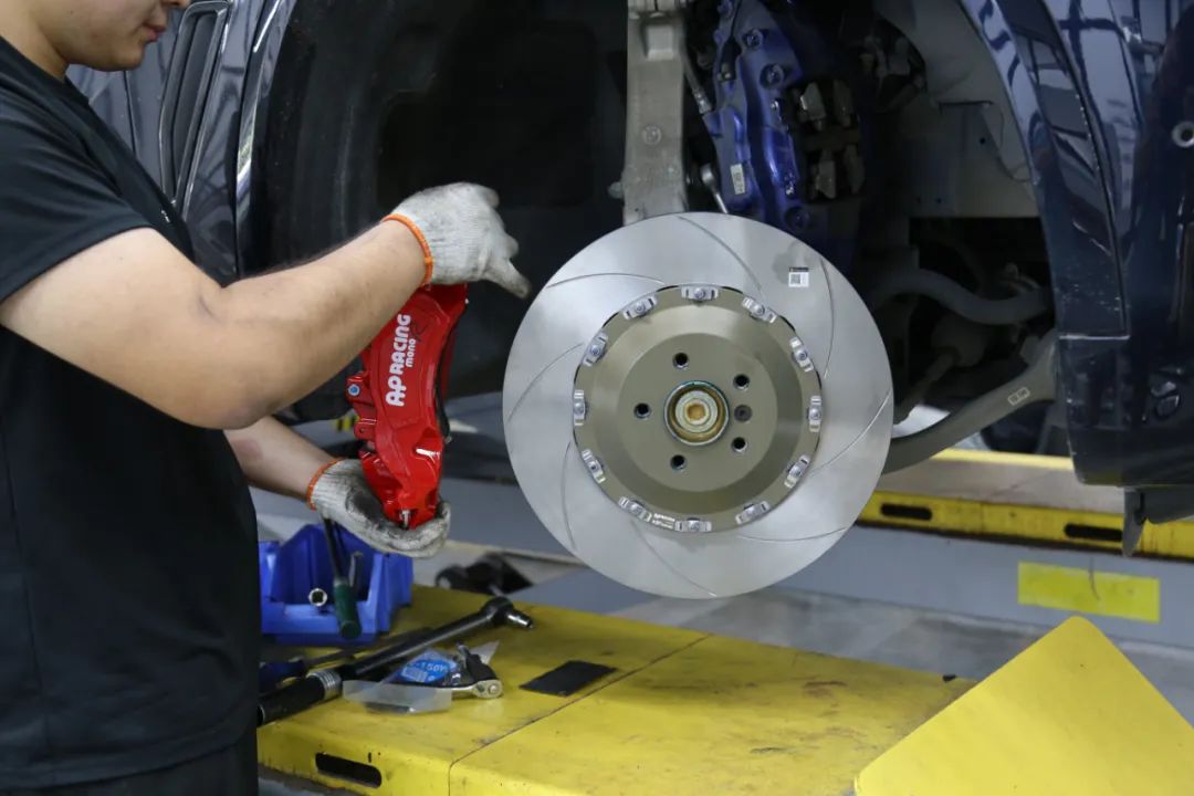 宝马x5拆刹车盘视频,宝马x5红色卡钳和蓝色卡钳的区别