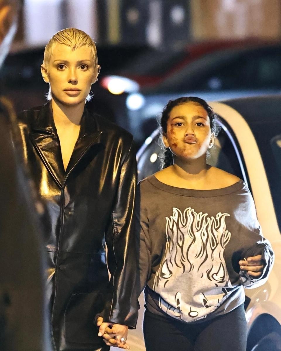 卡戴珊也怕输，为赢前夫娇妻，在好友婚礼上用带子遮身，实在火辣