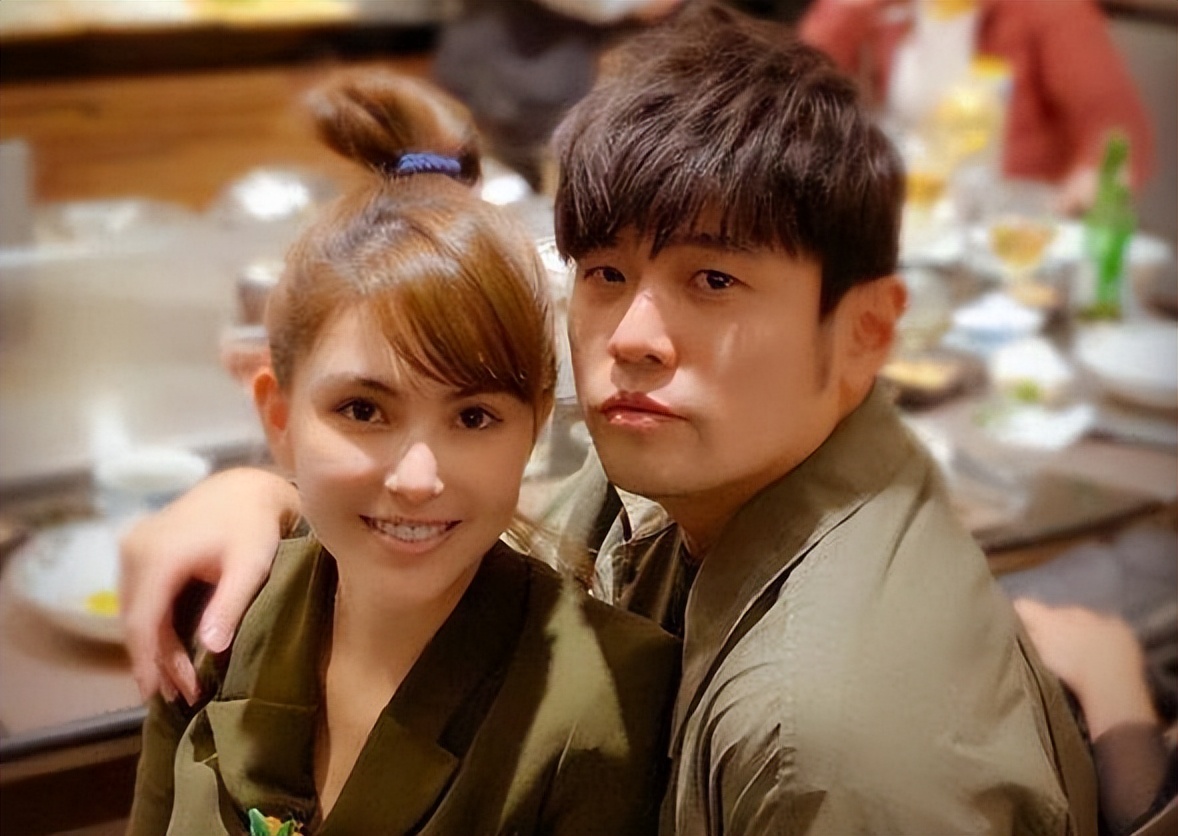 昆凌17岁遇见周杰伦21岁成天王嫂,昆凌17岁就被周杰伦追上视频