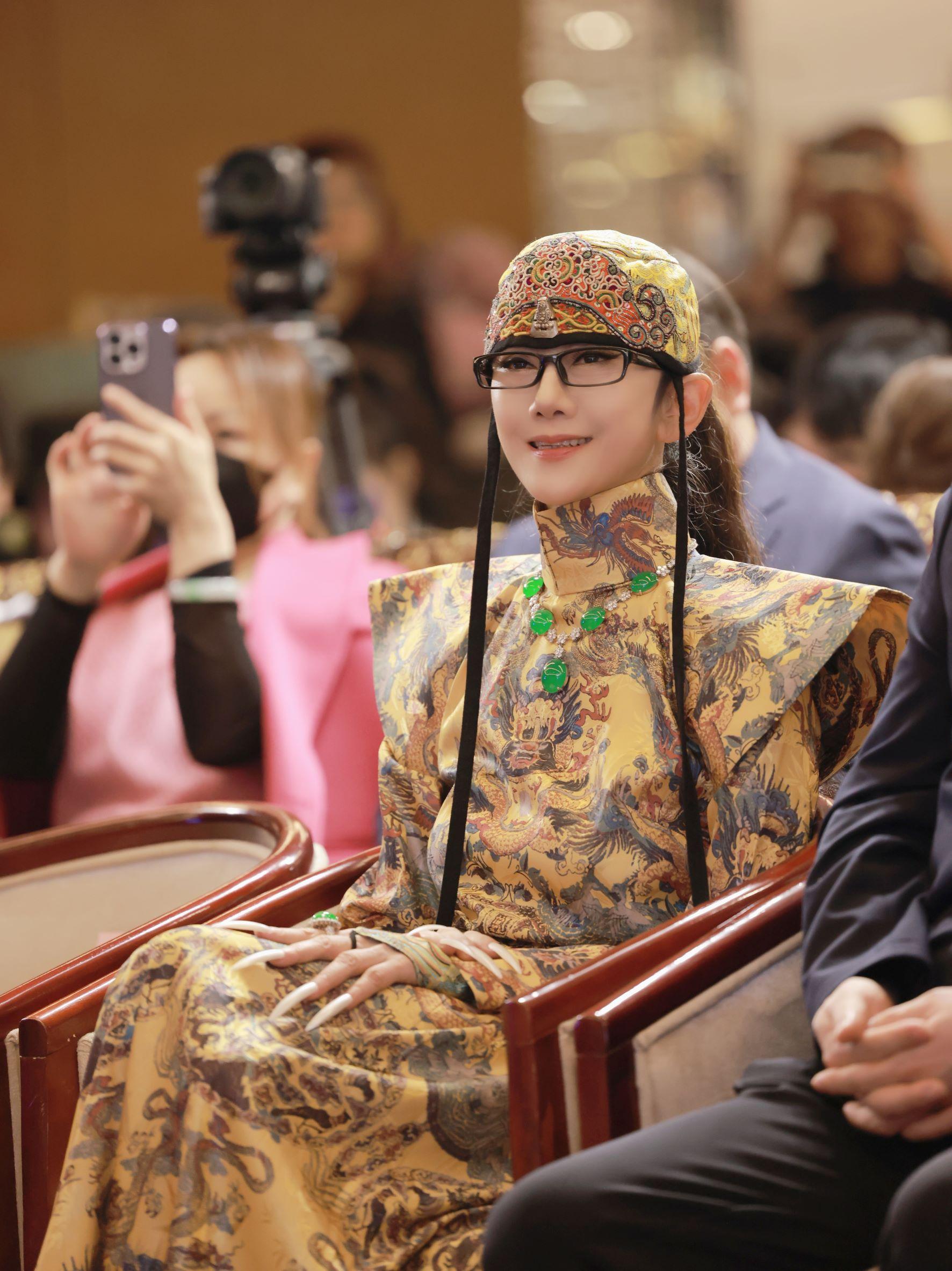 杨丽萍打酸枣扇子舞,杨丽萍打戏