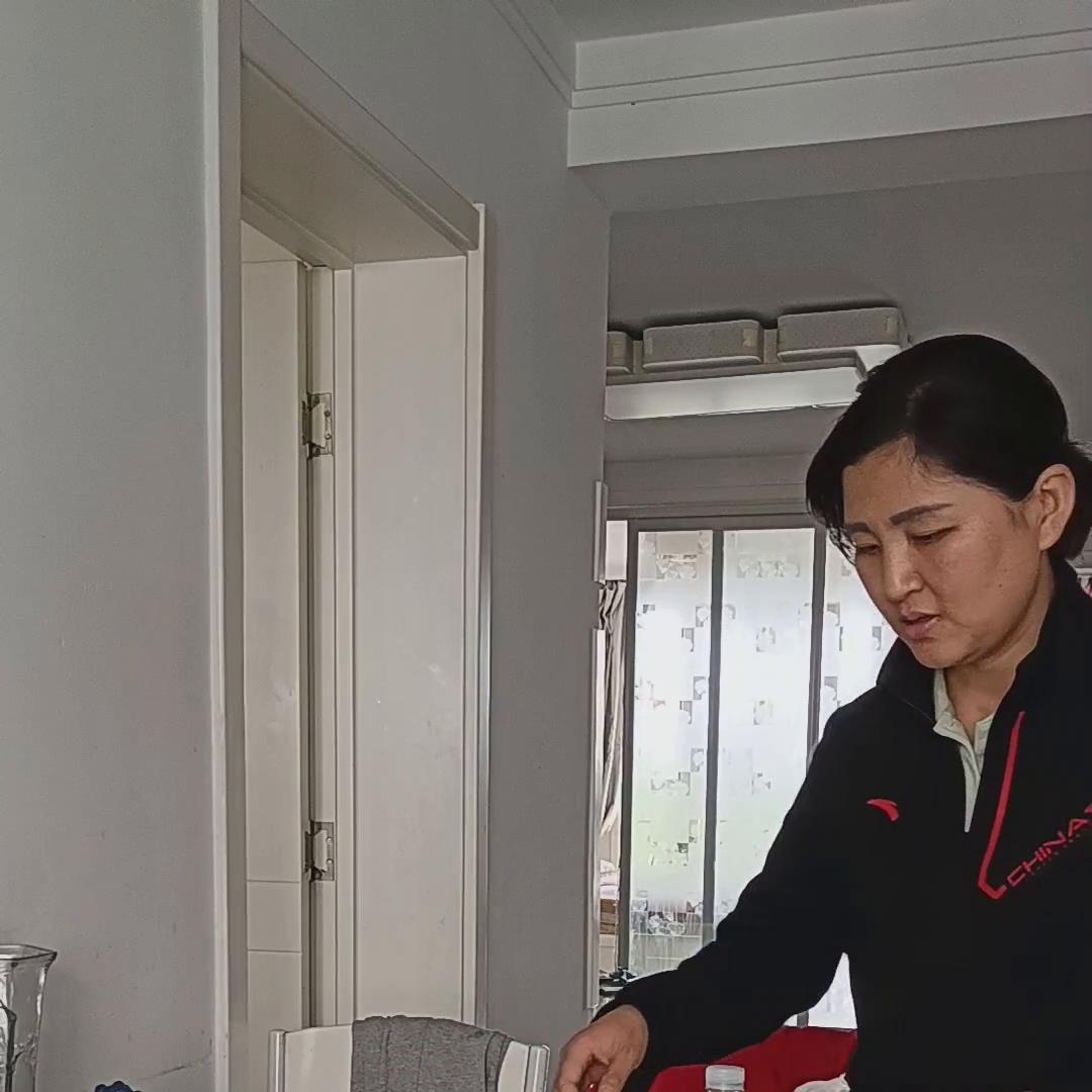 不要活在别人嘴里要活在自己心底,不要活在别人的嘴里那样会很累的