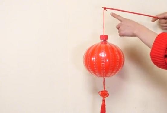 塑料瓶开一个小孔放入一个气球,塑料瓶里面套个气球