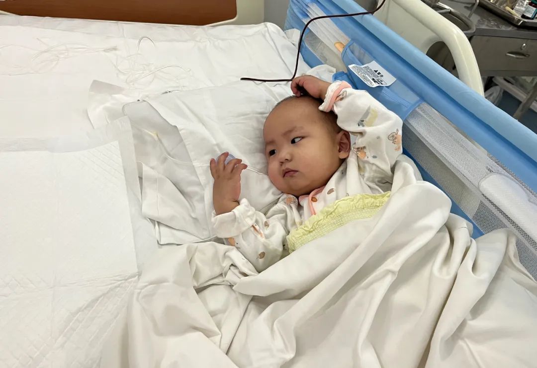 小孩身上长了一个大脓包是什么,男童白色小脓包