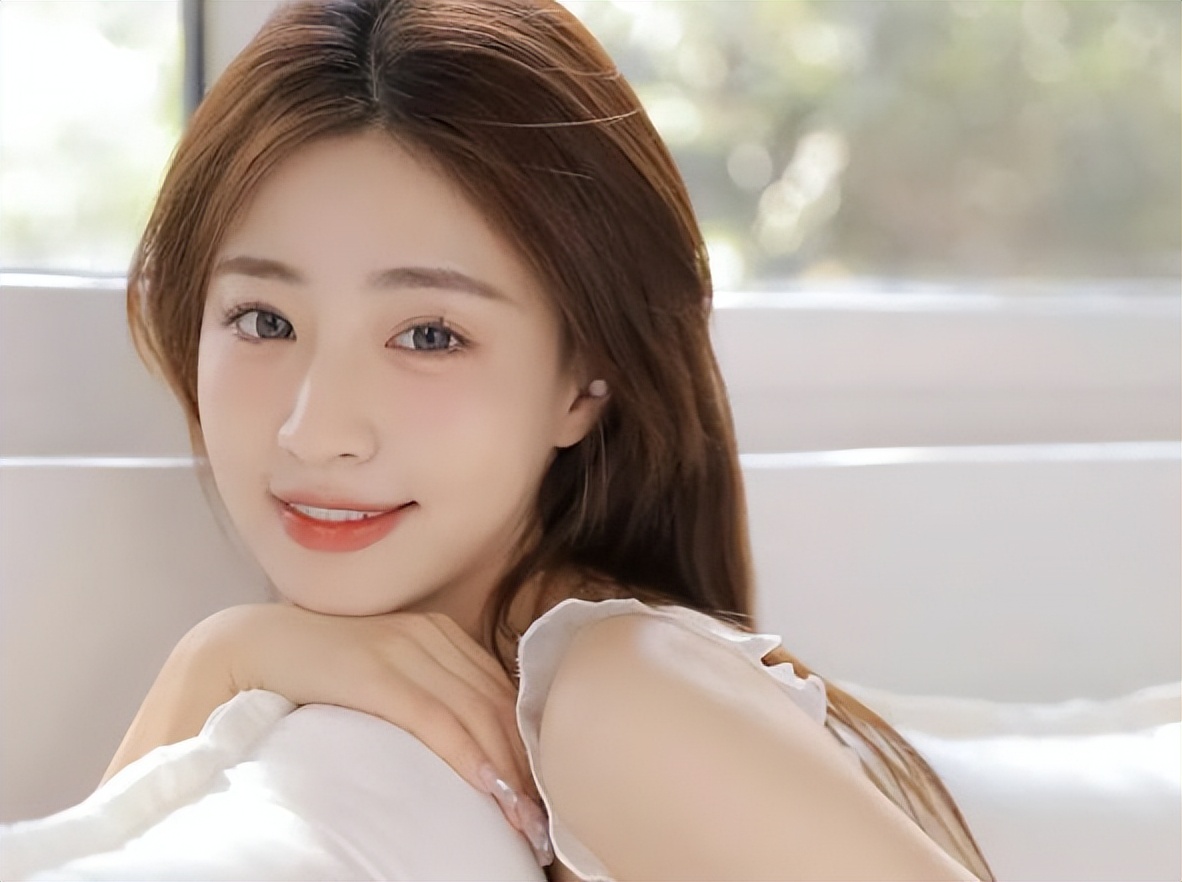 女孩第一次来月经有什么预兆,女孩第一次来例假就发现姨妈血