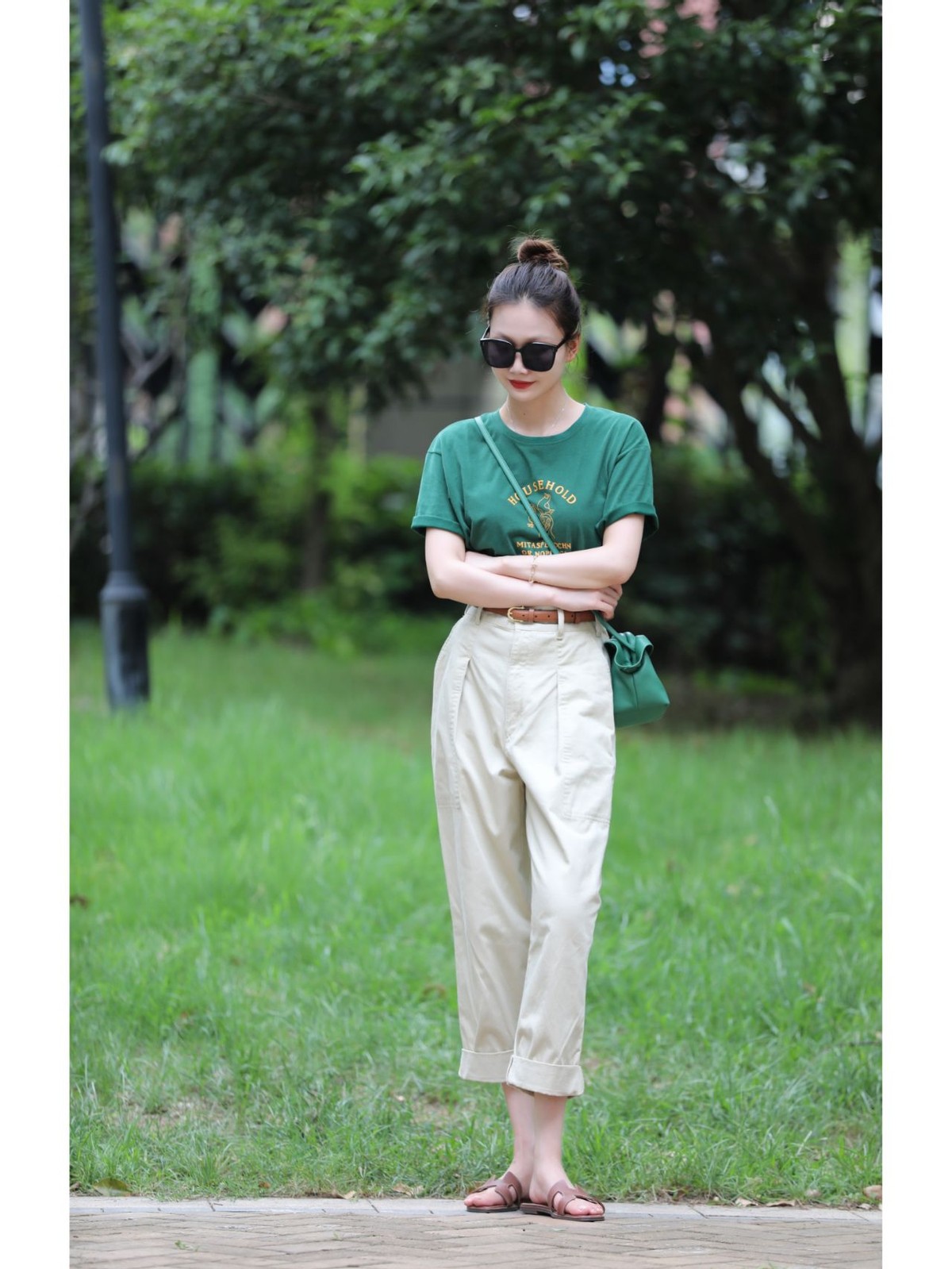 夏天穿什么颜色的t恤显瘦显白,男生夏天染什么颜色显白