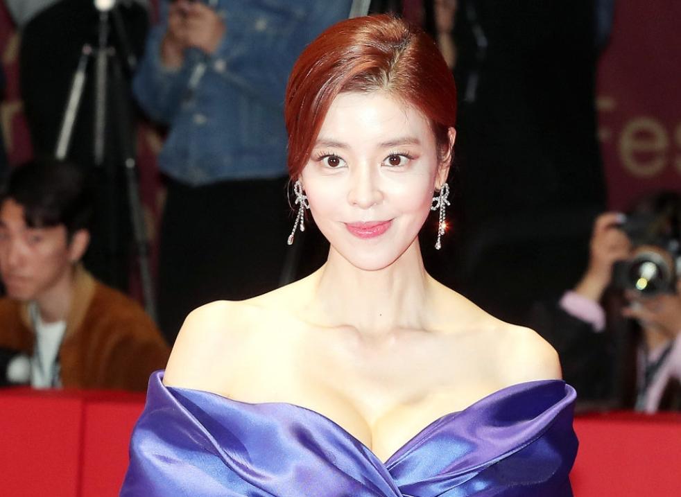 韩国最重要的电影节红毯,韩国釜山电影节颁奖梁朝伟座位