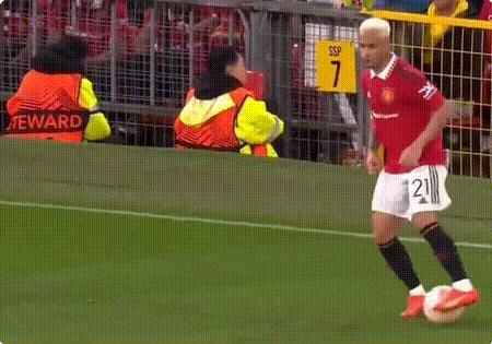 与华丽无关！安东尼原地转圈其实是绕晕了在英超这么踢会断腿