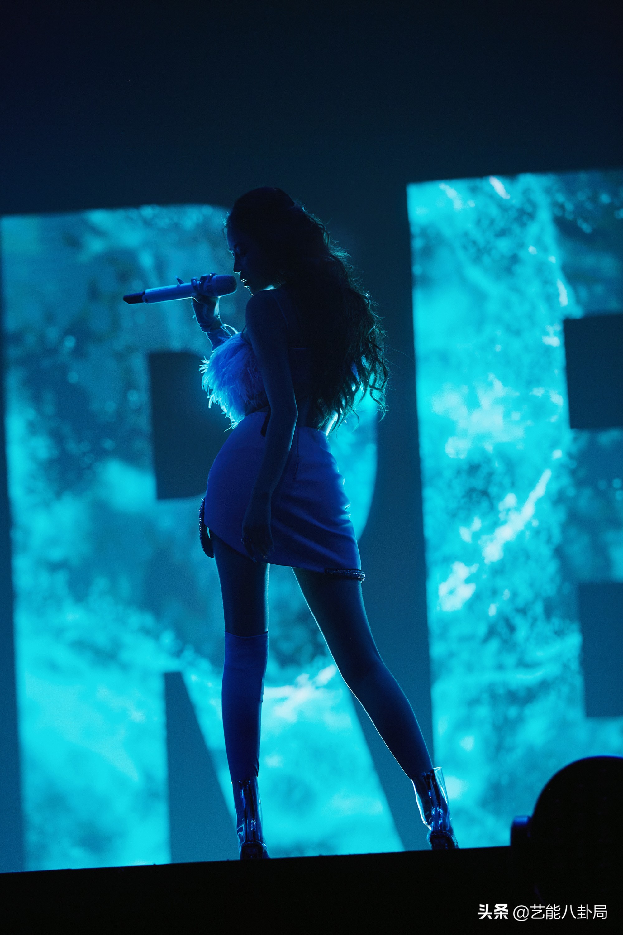 紧身衣、高筒袜，女星舞台造型杀疯了！穿高定唱跳，撩得人心痒痒