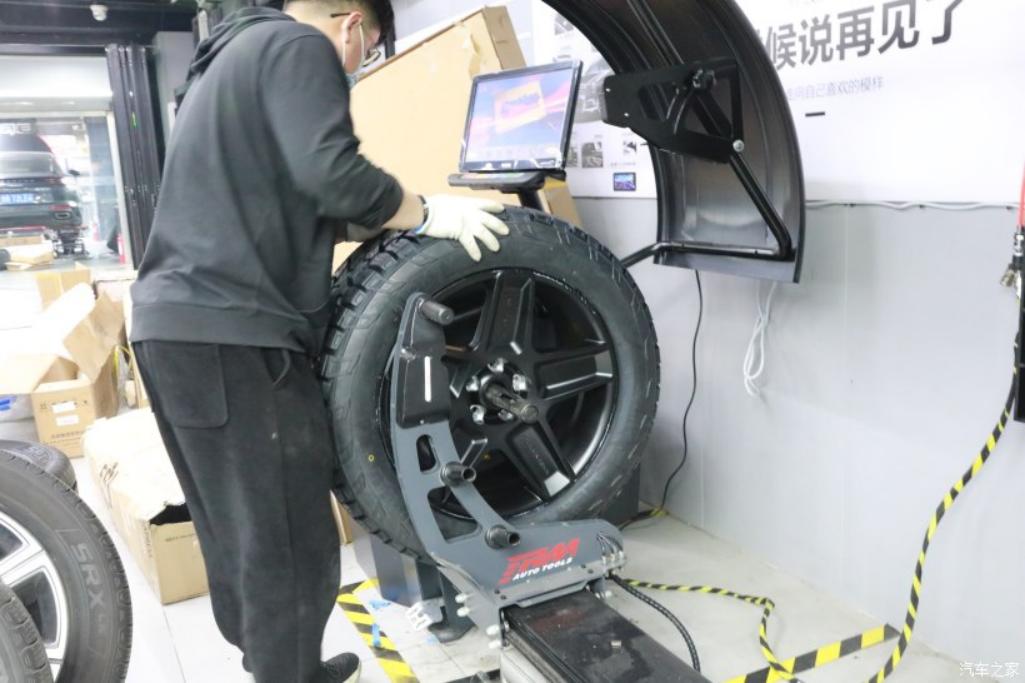 路虎卫士改装17寸轮毂,路虎卫士22寸黑色轮毂固定踏板