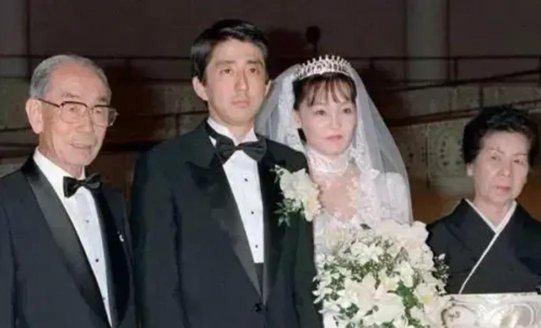 日本前首相安倍晋三演讲时被枪杀,安倍晋三演讲时胸部中枪死亡