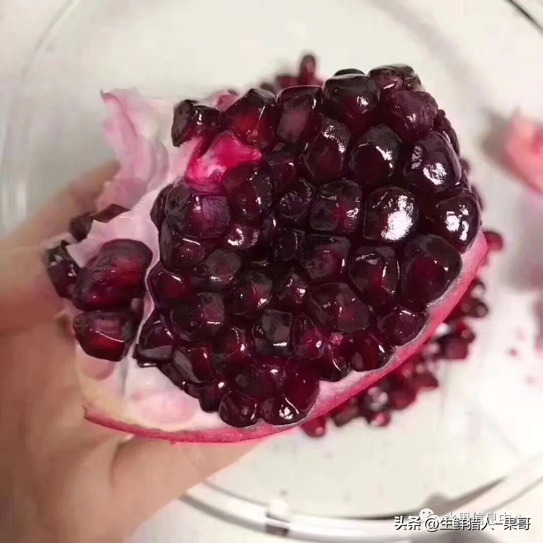 软籽石榴的正确打开方法,多好的软籽石榴