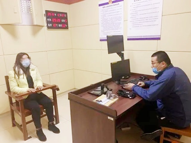 2009年，女毒贩为爱拒供黑人男友，被判死刑后哭着向父母表示忏悔