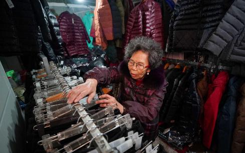 90岁奶奶陈金英的事迹,陈金英十年还债2077万元