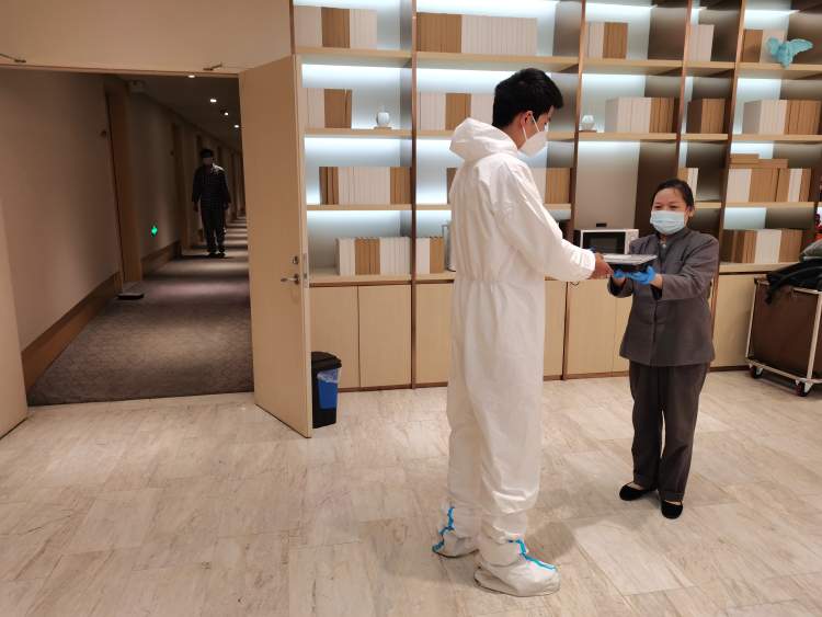 睡桥洞、啃方便面，在路上奔跑的小哥生活如何保障？更多爱心场所向一线小哥开放