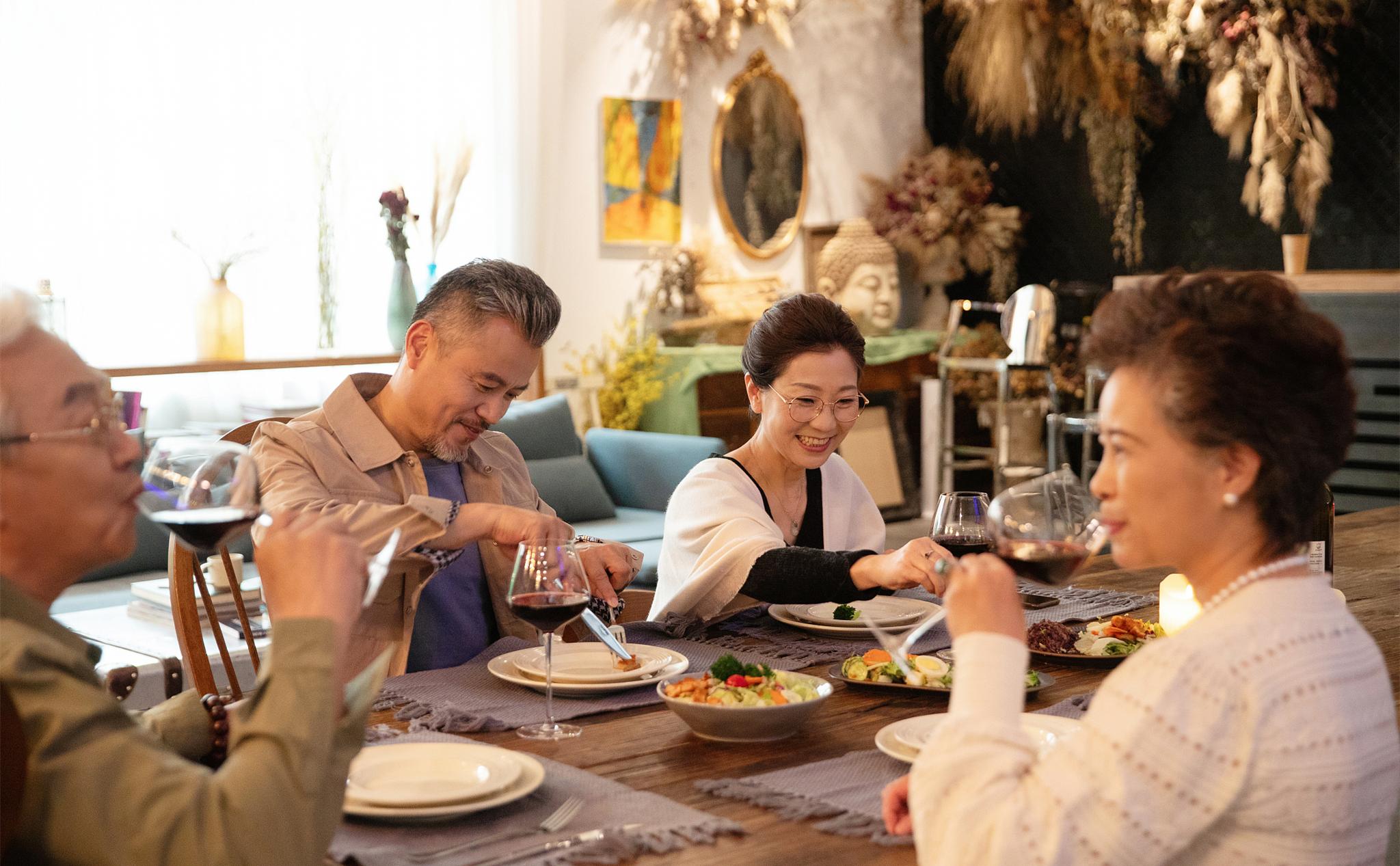 我怀孕在家养胎，大嫂流产没满月执意来看我，婆婆怒：没安好心