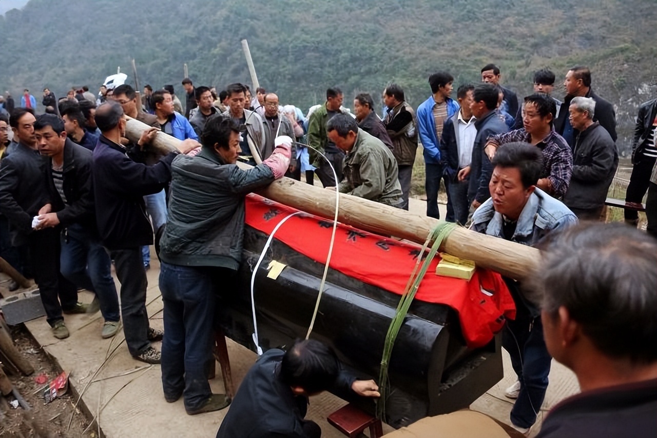 雨打新坟是什么预兆,雨打坟的意思