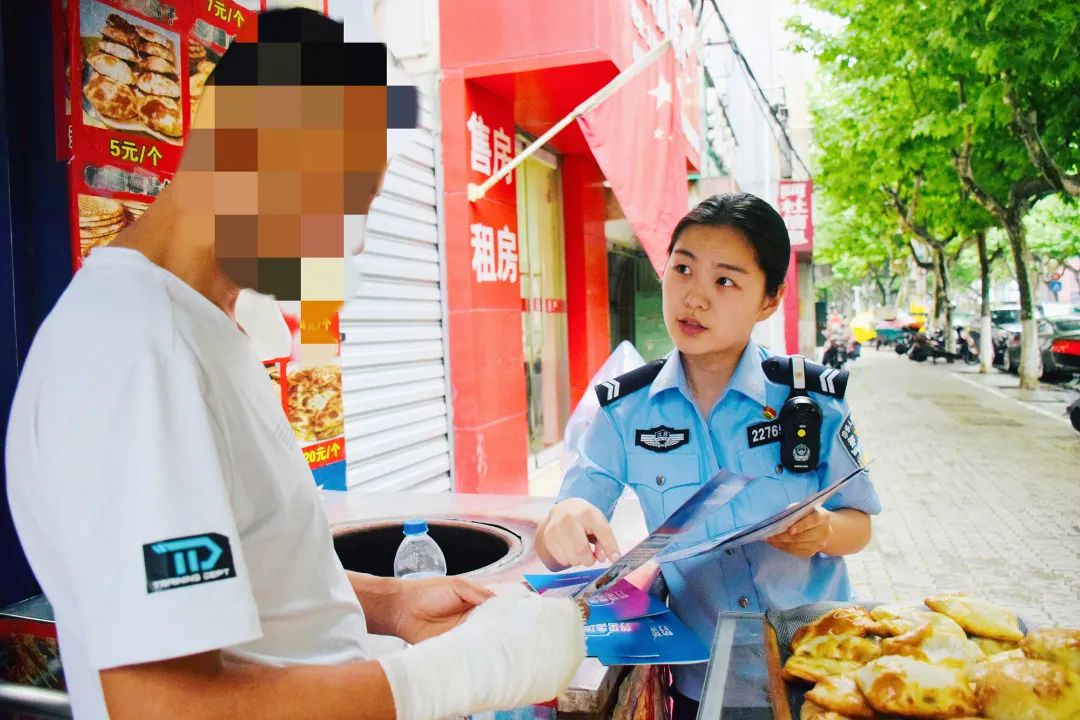 被*子骗**“踢”出群时，她拉了小伙一把