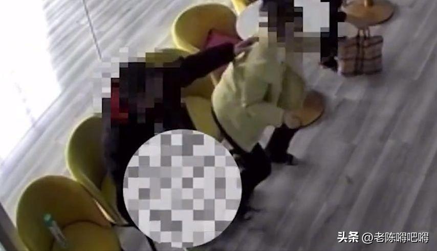 男子在公共场所裸露*体下**,强行让邻桌女性观看,三名女性被吓跑