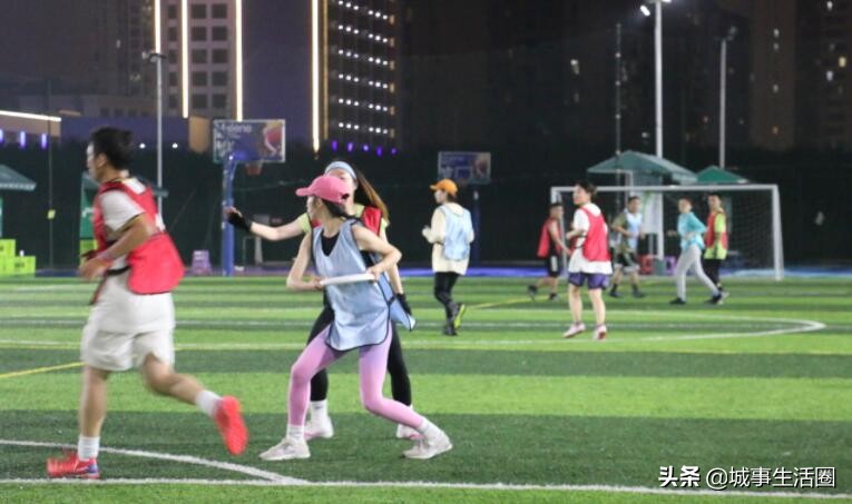 飞盘运动正悄然俘获年轻人的心,足球场地内玩飞盘