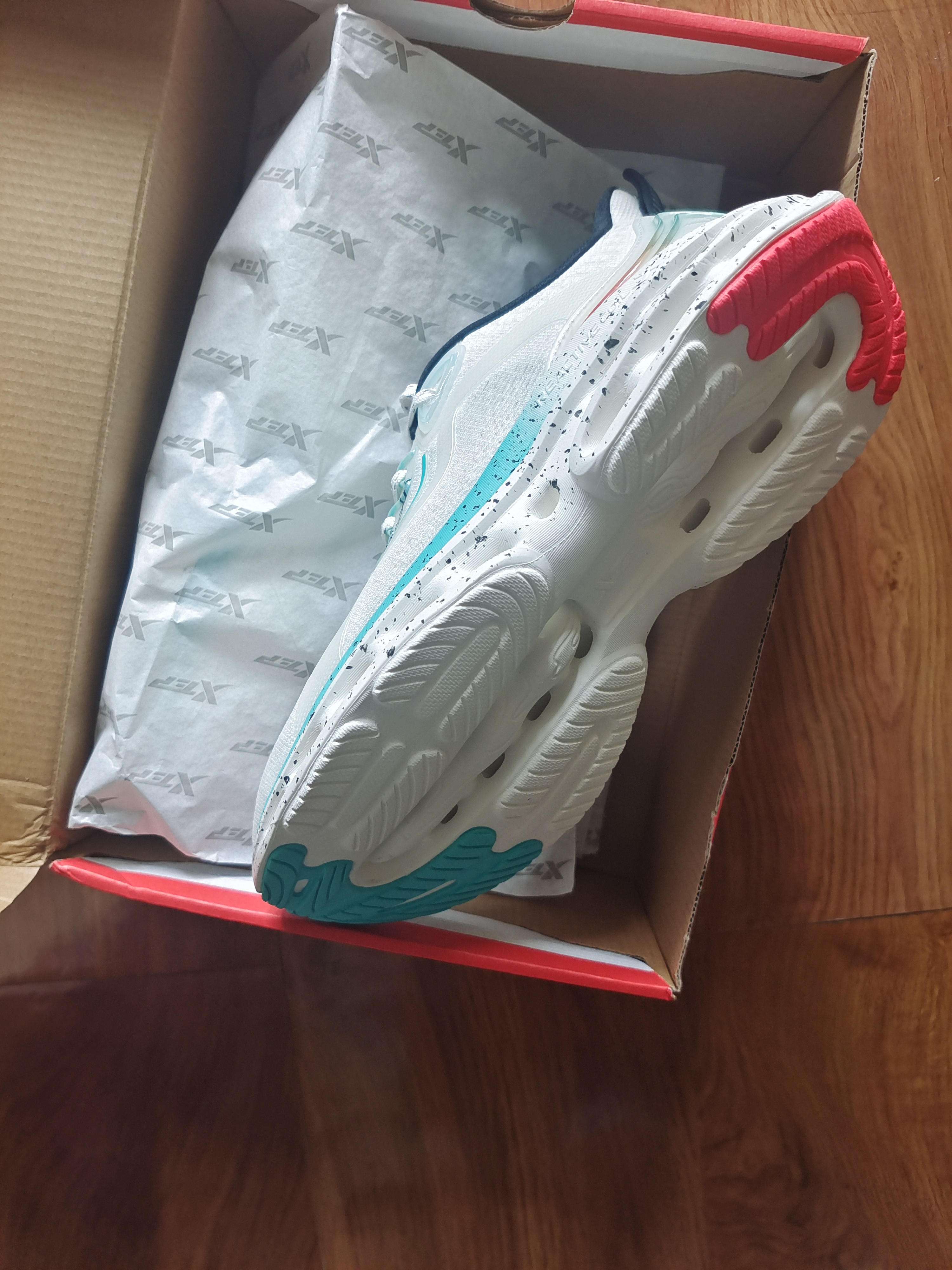 特步也崛起了！减震旋跑鞋来袭，9年结构缓震，成就夏日通勤佳品