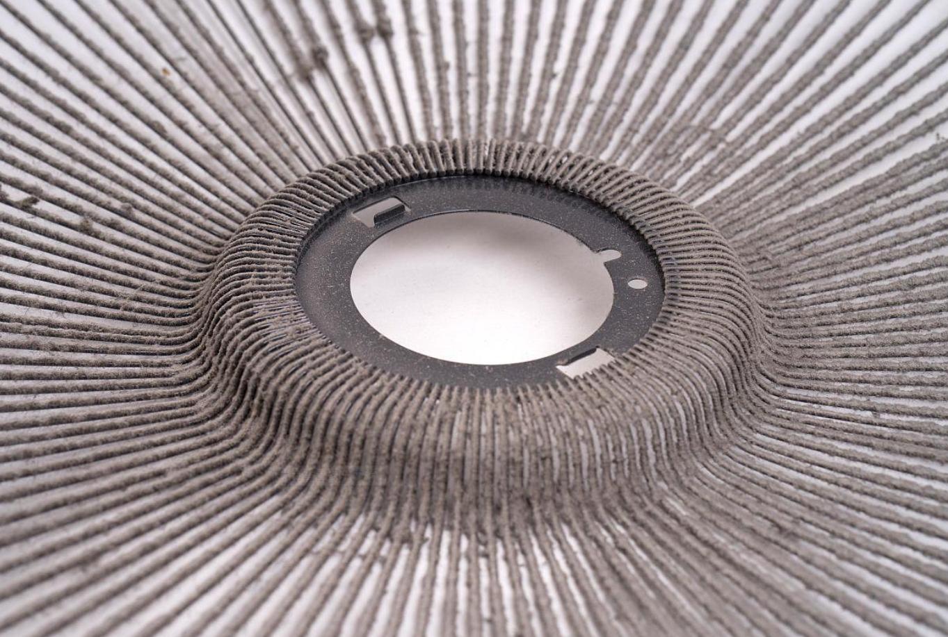 风扇上灰怎么清理,为什么电风扇的扇叶上容易积累灰