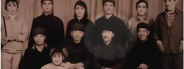 甘肃一女学生遭老师强奸，老师出狱后，女学生下跪：对不起我错了