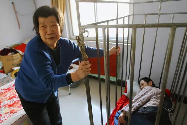 母亲把儿子关在小屋里23个月,母亲将儿子关笼子15年