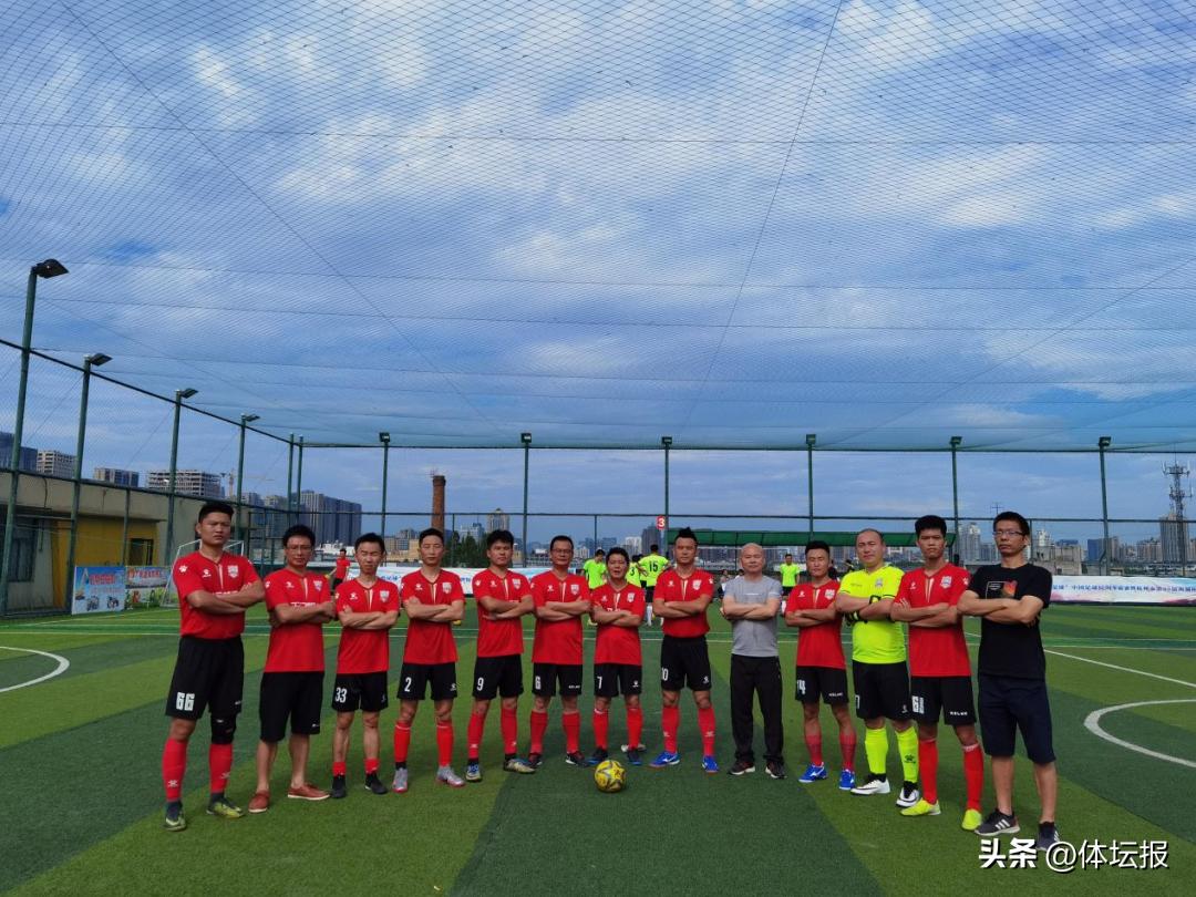一支由全部在职教师组成的足球队，一举夺得杭城足球赛亚军