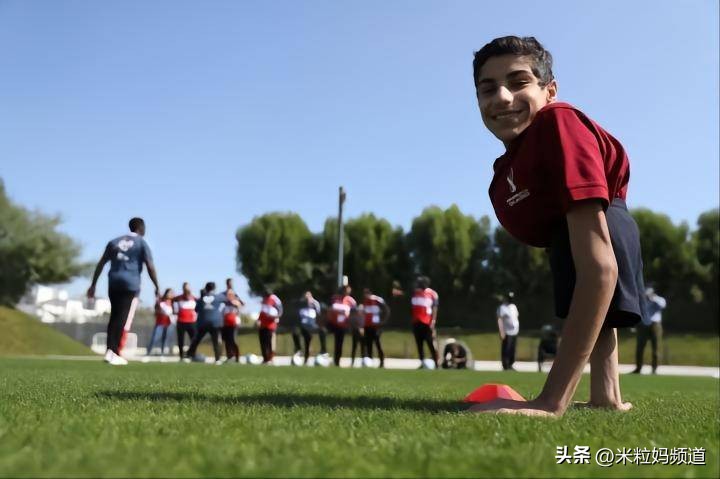 卡塔尔世界杯的故事,卡塔尔世界杯半身男孩英文介绍
