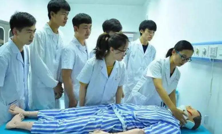 高考热门专业临床医学热度第一,2023高考医学专业热度排行榜