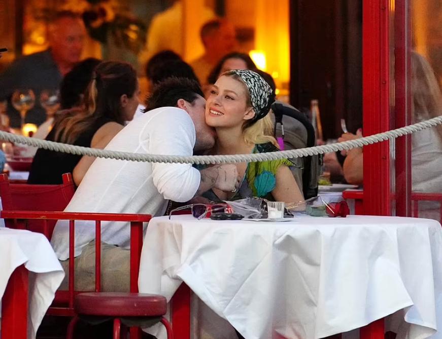 贝嫂承认与儿媳冷战不和,贝嫂跟婆婆闹翻事件视频