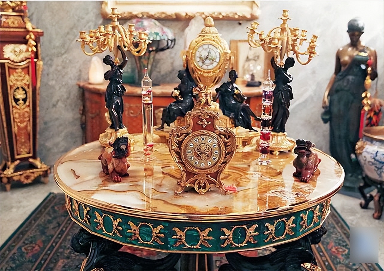 恋人妻、追青霞、混黑道、建豪宅，“武侠片之父”的江湖往事……