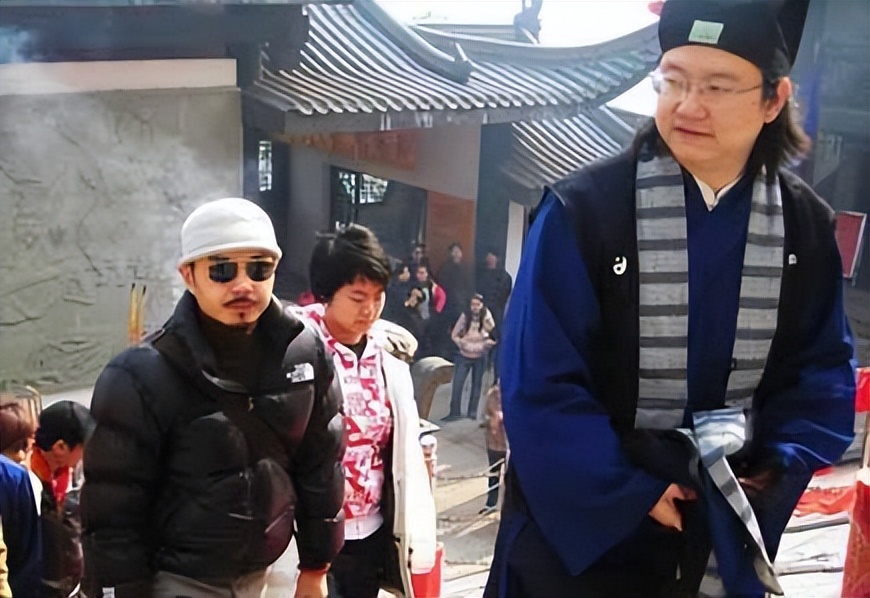 跌落的重庆富豪李军：辍学练杂耍，31岁成名，身家不菲却名下无钱