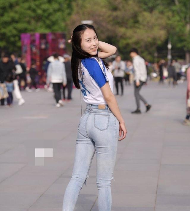 白T搭配浅色破洞牛仔裤，简单休闲又不失活泼